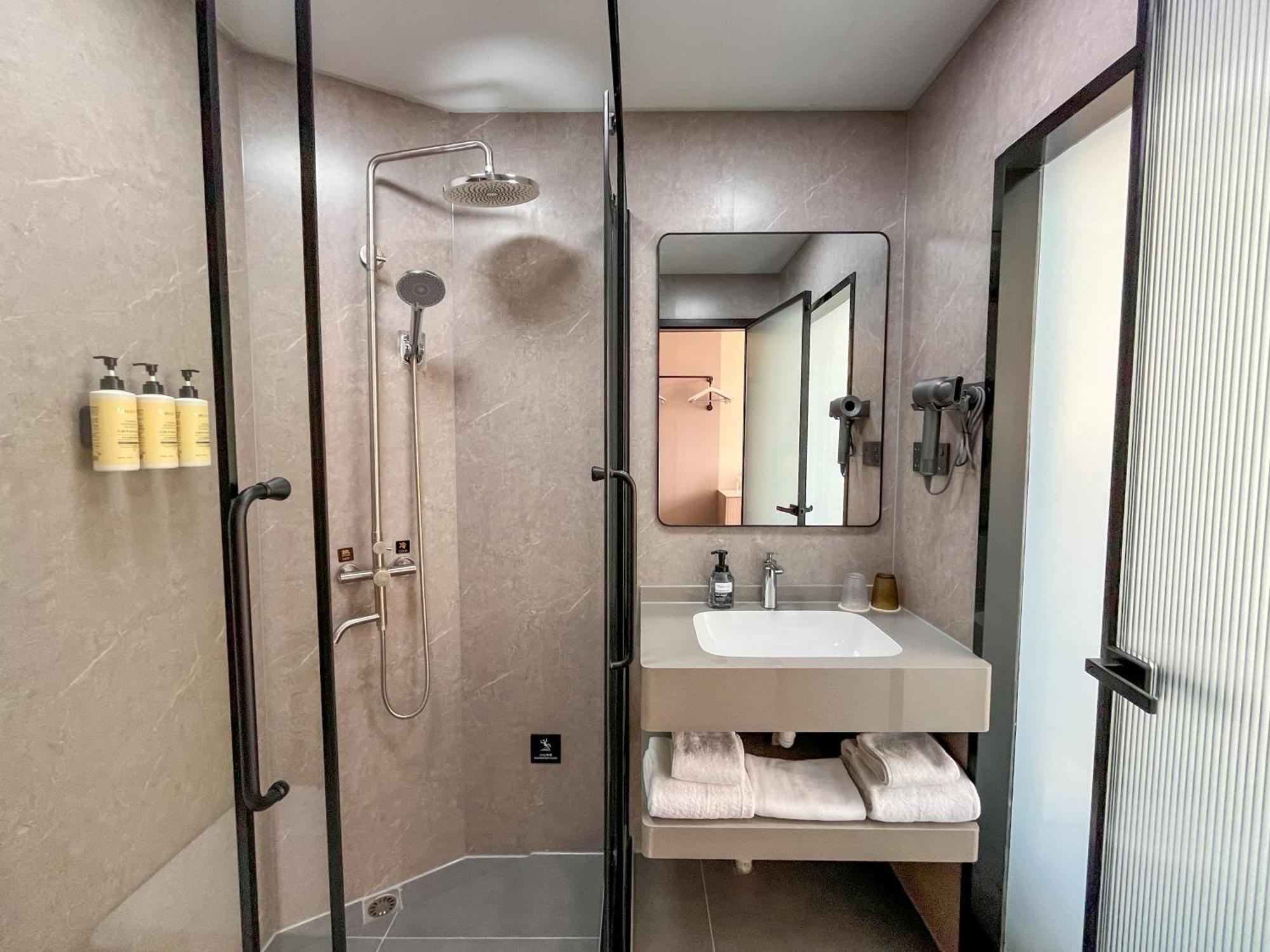 Joyful Star Hotel-free Shuttle Bus To Pudong Airport And Disneyland 3*