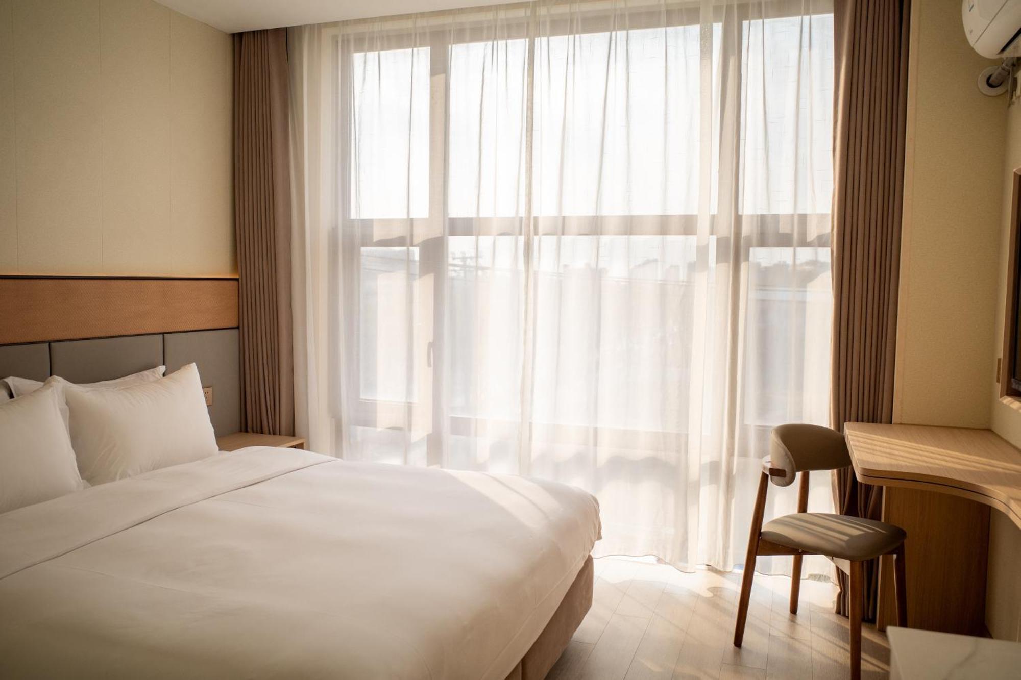 Joyful Star Hotel-free Shuttle Bus To Pudong Airport And Disneyland Hotel 3*