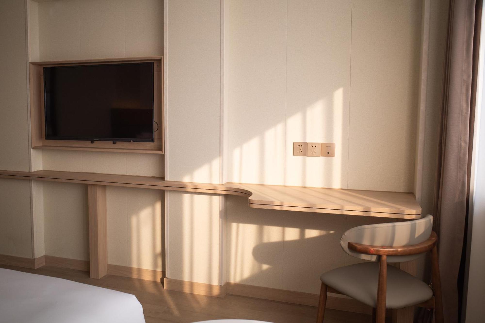 Hotel Joyful Star Hotel-free Shuttle Bus To Pudong Airport And Disneyland 3*
