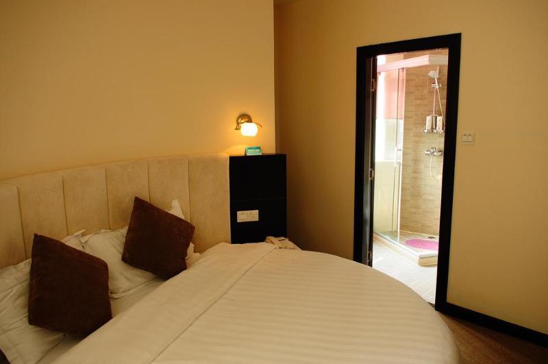 Joyful Star Hotel-free Shuttle Bus To Pudong Airport And Disneyland 3*
