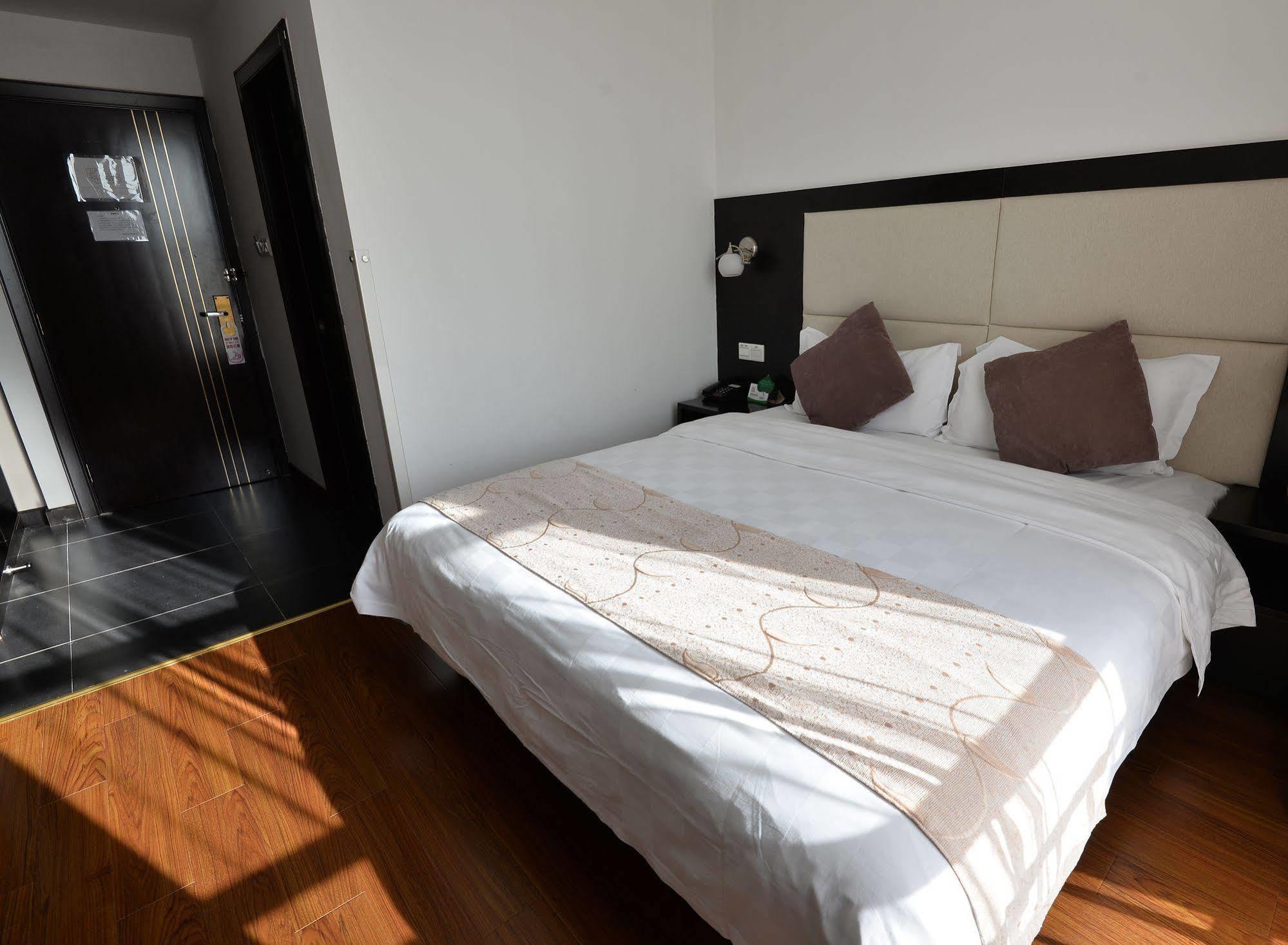 Hotel Joyful Star Hotel-free Shuttle Bus To Pudong Airport And Disneyland 3*