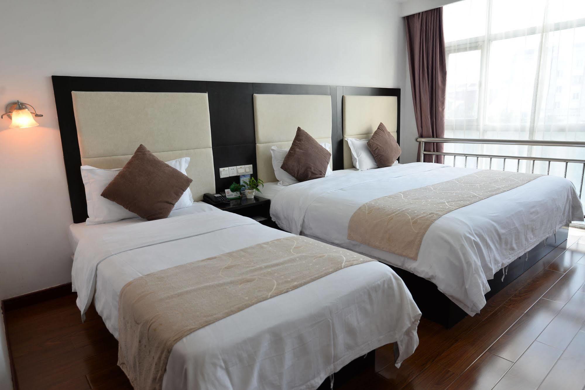 Joyful Star Hotel-free Shuttle Bus To Pudong Airport And Disneyland 3* Shanghai