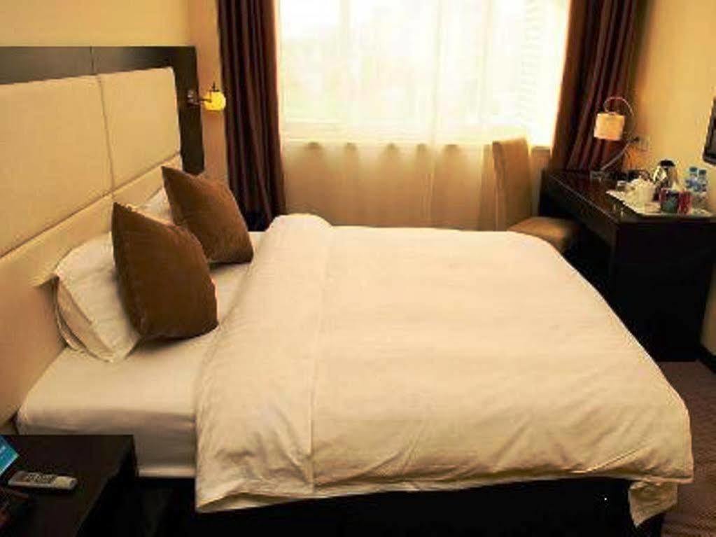 Joyful Star Hotel-free Shuttle Bus To Pudong Airport And Disneyland 3* Shanghai